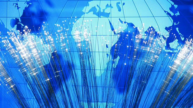 Internet Glasfaserleitungen vernetzen den Globus mit Breitband Internet