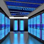 Moderne Datenzentrale mit Serverreihen, leuchtenden blauen LEDs, umgeben von einem transparenten digitalen Schild, das PKI‑Verschlüsselung symbolisiert. Im Kontrollraum zeigen holographische Interfaces Zertifikatsketten, Schlüsselverwaltung und ei…