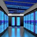 Moderne Datenzentrale mit Serverreihen, leuchtenden blauen LEDs, umgeben von einem transparenten digitalen Schild, das PKI‑Verschlüsselung symbolisiert. Im Kontrollraum zeigen holographische Interfaces Zertifikatsketten, Schlüsselverwaltung und ei…