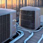 Moderne Luftwärmepumpe auf dem Dach eines Apartmentgebäudes, Aluminiumgehäuse, Kompressor und Wärmetauscher, reflektierende Oberflächen, schwacher LED-Lichtschein, Blick auf die Stadt bei Dämmerung – zeigt die kompakte, vielseitige Heiz- und Kühlt…