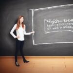 Klasse mit Lehrer, der an einer Tafel ein rechtwinkliges Dreieck mit Hypotenuse zeichnet, während Schüler aufmerksam sitzen; Staub von Kreide schwebt, Bücherregale mit Mathematikbüchern und ein antiker Globus im Hintergrund.