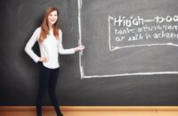 Klasse mit Lehrer, der an einer Tafel ein rechtwinkliges Dreieck mit Hypotenuse zeichnet, während Schüler aufmerksam sitzen; Staub von Kreide schwebt, Bücherregale mit Mathematikbüchern und ein antiker Globus im Hintergrund.