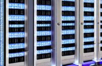 Moderne Server‑Rack‑Ansicht mit mehreren Webservern (Apache, Nginx, IIS, LiteSpeed, Caddy), beleuchtet von blauen LED‑streifen. Vorne ein Monitor zeigt ein farbiges Dashboard mit HTTP‑Traffic‑Statistiken und Echtzeit‑Latenzdiagrammen. Die Szene be…