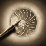 Nahaufnahme eines goldenen Spirals auf Pergament, daneben ein Federkiel und eine Tintenflasche, warmes Kerzenlicht beleuchtet die elegante Darstellung von Pi, mit antiken mathematischen Symbolen im Hintergrund und einem leichten Glühen am Federkiel.