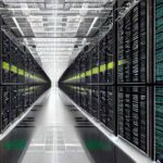 Ein futuristischer Serverraum mit blinkenden Racks und einer großen Weltkarte voller grüner Häkchen, die die Sicherheit von über drei Milliarden HTTPS-Zertifikaten durch Let's Encrypt symbolisiert.