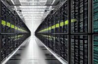 Ein futuristischer Serverraum mit blinkenden Racks und einer großen Weltkarte voller grüner Häkchen, die die Sicherheit von über drei Milliarden HTTPS-Zertifikaten durch Let's Encrypt symbolisiert.