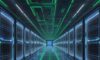 Überblick über ein riesiges, futuristisches Rechenzentrum mit dicht gepackten, blau-grün leuchtenden KI-Serverracks und sichtbaren Kühlsystemen, das die Komplexität moderner Infrastruktur zeigt.