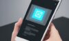 Konzeptionelles Diagramm, das eine Person zeigt, die ein mobiles KI-Interface für personalisiertes Einkaufen nutzt, das Bilderkennung und Produktvorschläge integriert.