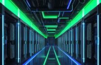 Ein futuristisches, weitläufiges Rechenzentrum mit leuchtenden Server-Racks in Blau und Grün, das die massive Hardware-Infrastruktur für moderne KI-Berechnungen symbolisiert.