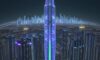 Eine futuristische Skyline bei Nacht mit leuchtenden Wolkenkratzern und schwebenden Hologrammen für Medizin, Technik, Literatur und Ingenieurwesen als Symbol für die vielseitigen Möglichkeiten und den Einfluss künstlicher Intelligenz.