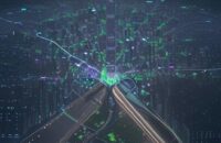 Visualisierung eines dichten städtischen Sensornetzwerks, das Daten von Gebäuden und Verkehrsleuchten zu einem zentralen Cloud-Kern sammelt und die Echtzeitüberwachung von Umweltbelastungen darstellt.