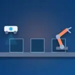 Fließband mit Inspektionsdrohne und Roboterarm