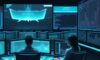Ein futuristisches IT-Operationszentrum mit leuchtenden Hologrammen, Datenströmen und Netzwerkdiagrammen in einer modernen Atmosphäre aus Blau- und Teal-Tönen.