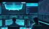 Ein futuristisches IT-Operationszentrum mit leuchtenden Hologrammen, Datenströmen und Netzwerkdiagrammen in einer modernen Atmosphäre aus Blau- und Teal-Tönen.