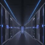 Ein weitläufiges, futuristisches Rechenzentrum bei Dämmerung mit glühenden blauen LED-Akzenten und sichtbaren Serverreihen, das die massive Infrastruktur für KI-Entwicklungen visualisiert.