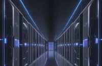 Ein weitläufiges, futuristisches Rechenzentrum bei Dämmerung mit glühenden blauen LED-Akzenten und sichtbaren Serverreihen, das die massive Infrastruktur für KI-Entwicklungen visualisiert.