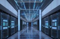 Ein weitläufiges, modernes Rechenzentrum bei Sonnenuntergang mit Glasfassaden, blauen LED-Akzenten und sichtbaren Serverreihen in einer futuristischen Industrieanlage.