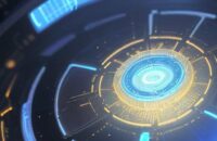 Nahaufnahme eines glühenden Silizium-Wafers mit goldenen Schaltkreisen in einem High-Tech-Saal, während Roboterarme im Hintergrund präzise Komponenten bearbeiten.