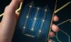 Nahaufnahme eines Smartphone-Displays mit glühenden Mikro-Schaltkreisen, auf denen ein Finger eine goldene Lichtwelle auslöst, um die Kapazitätsänderung bei der Berührung zu visualisieren.