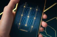 Nahaufnahme eines Smartphone-Displays mit glühenden Mikro-Schaltkreisen, auf denen ein Finger eine goldene Lichtwelle auslöst, um die Kapazitätsänderung bei der Berührung zu visualisieren.