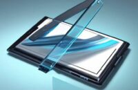 Nahaufnahme eines hochwertigen, faltbaren Smartphones mit Titangehäuse und einem leuchtenden Display in einer minimalistischen High-Tech-Umgebung.