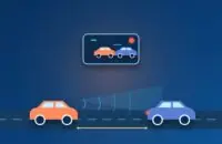 Auto mit Radarsensor hält Abstand zum bremsenden Vordermann, im Cockpit-Display leuchtet die Notbremswarnung