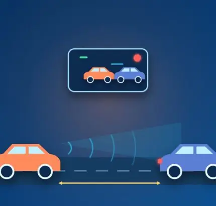 Auto mit Radarsensor hält Abstand zum bremsenden Vordermann, im Cockpit-Display leuchtet die Notbremswarnung