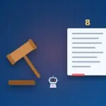 Richterhammer und Klageschrift mit der Zahl 8 und kleinem KI-Roboter