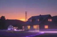 Eine moderne ländliche Landschaft bei Sonnenuntergang, in der leuchtende Glasfaserkabel neben einem Bauernhaus verlegt werden und ein 5G-Sendemast vor einem dramatischen Himmel steht.