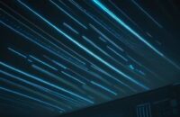 Eine stilisierte Nahaufnahme einer leuchtenden blauen Platine, auf der Lichtwellen von einem Mikrochip ausgehen und die Ausbreitung von Funkwellen visualisieren.