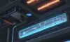 Nahaufnahme eines metallischen USB-C-Anschlusses mit sichtbaren internen Pins und Kupferleitungen vor einem Hintergrund mit leuchtenden LEDs auf einer Platine.
