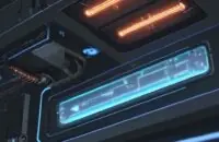 Nahaufnahme eines metallischen USB-C-Anschlusses mit sichtbaren internen Pins und Kupferleitungen vor einem Hintergrund mit leuchtenden LEDs auf einer Platine.