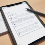 Tablet mit minimalistischer Oberfläche zur Schritt-für-Schritt-Lösung einer quadratischen Gleichung, platziert auf einem professionellen Schreibtisch mit Notizbuch und Kugelschreiber im weichen, natürlichen Licht.
