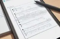 Tablet mit minimalistischer Oberfläche zur Schritt-für-Schritt-Lösung einer quadratischen Gleichung, platziert auf einem professionellen Schreibtisch mit Notizbuch und Kugelschreiber im weichen, natürlichen Licht.