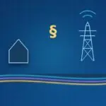 Haus und Funkmast mit Glasfaserleitungen im Boden und Paragrafenzeichen