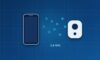 Smartphone und Lautsprecher mit springenden Funkkanälen im 2,4-GHz-Band